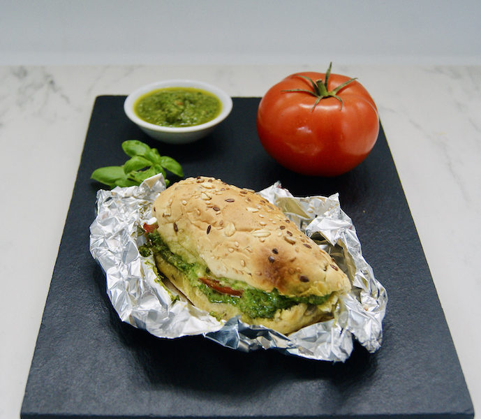 Baguette grillée tomate-mozzarella au pesto de basilic