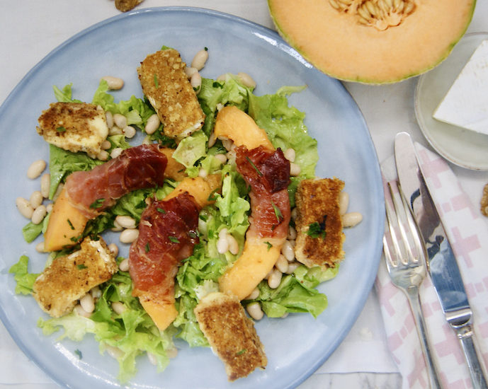 Salade de melon, haricots blancs et camembert pané