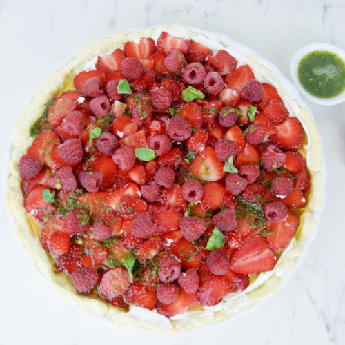 Croûte aux fruits rouges et coulis de basilic