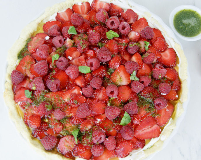 Croûte aux fruits rouges et coulis de basilic