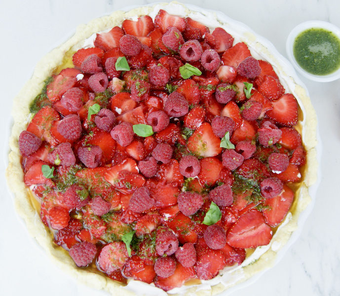 Croûte aux fruits rouges et coulis de basilic