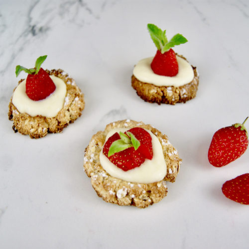 Biscuit, crème vanille et fraises