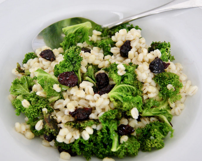 Salade de chou tiède, orge et airelles séchées