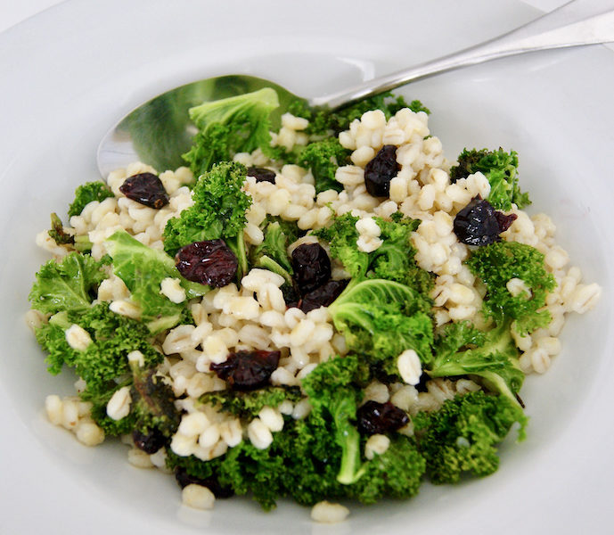 Salade de chou tiède, orge et airelles séchées
