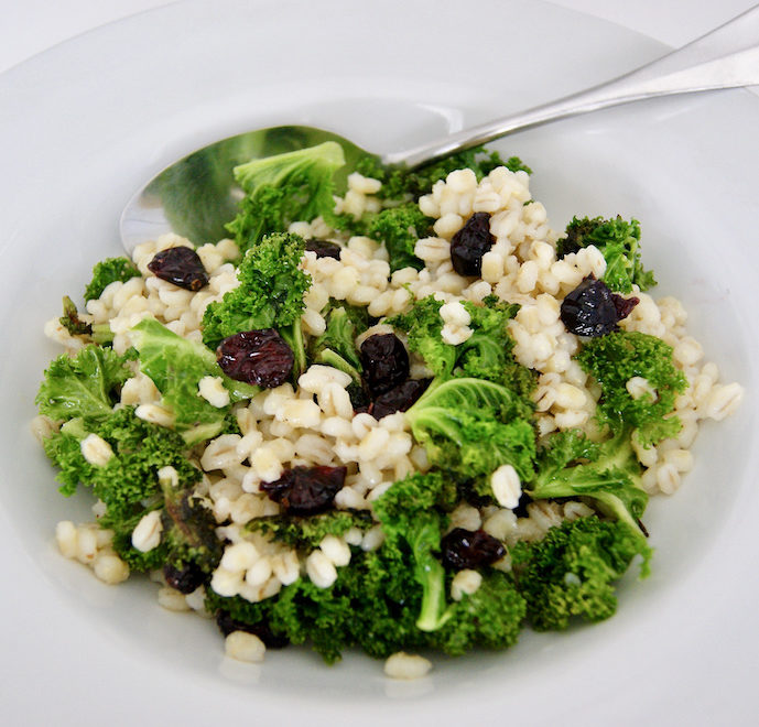 Salade de chou tiède, orge et airelles séchées