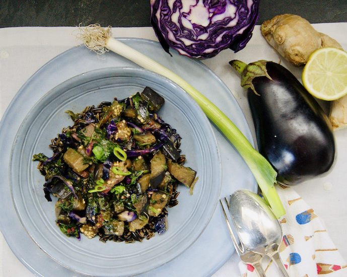 Riz noir poêlé aux aubergines, épinards et chou rouge