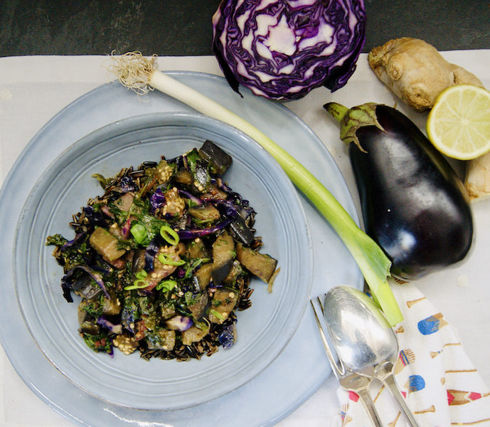 Riz noir poêlé aux aubergines, épinards et chou rouge