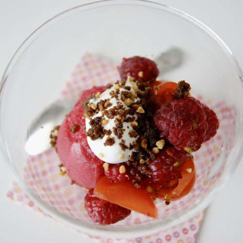 Verrine de framboises et de tomates-cerise