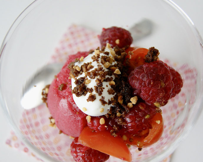 Verrine de framboises et de tomates-cerise