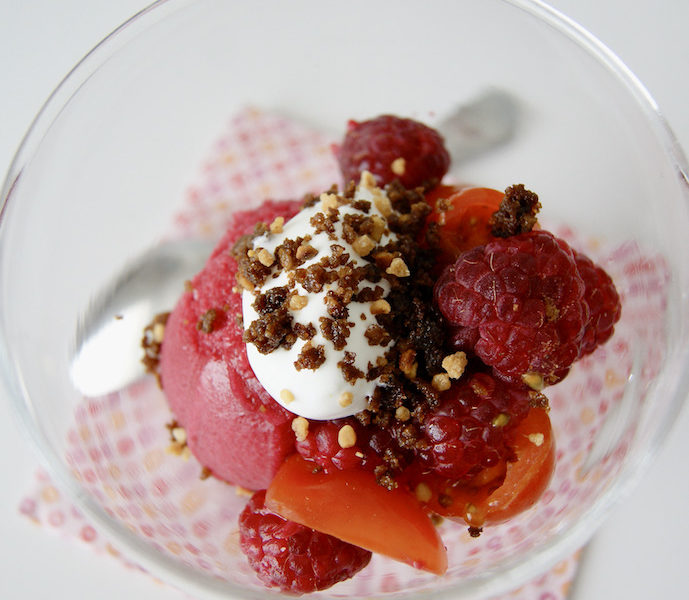 Verrine de framboises et de tomates-cerise