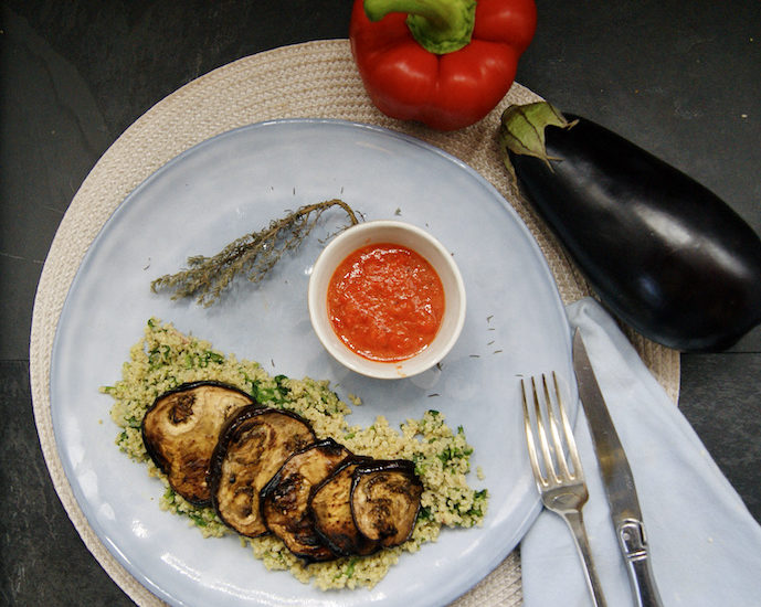 Quinoa aux aubergines grillées et crème de poivrons