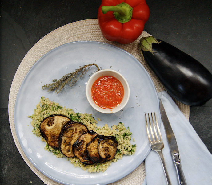 Quinoa aux aubergines grillées et crème de poivrons
