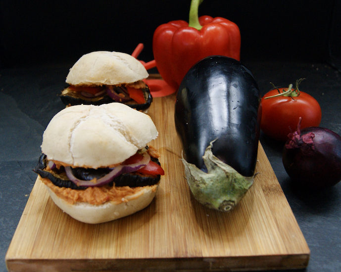 Sandwich aux aubergines et houmous de tomates séchées
