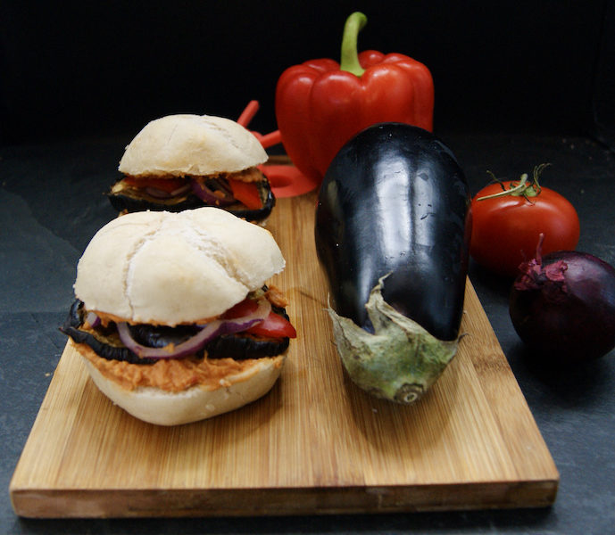 Sandwich aux aubergines et houmous de tomates séchées