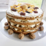 Naked cake aux noix caramélisées et poires sautées