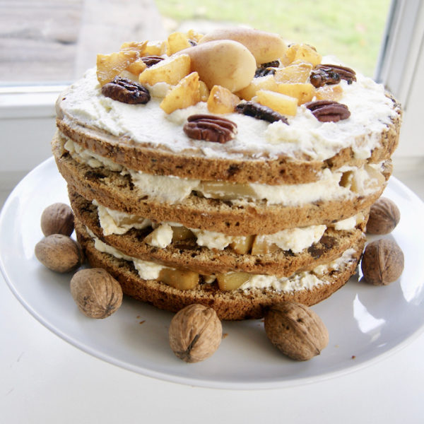 Naked cake aux noix caramélisées et poires sautées