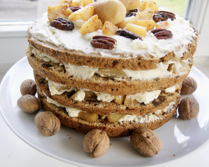 Naked cake aux noix caramélisées et poires sautées