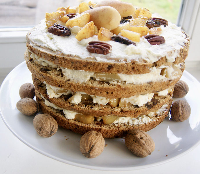 Naked cake aux noix caramélisées et poires sautées
