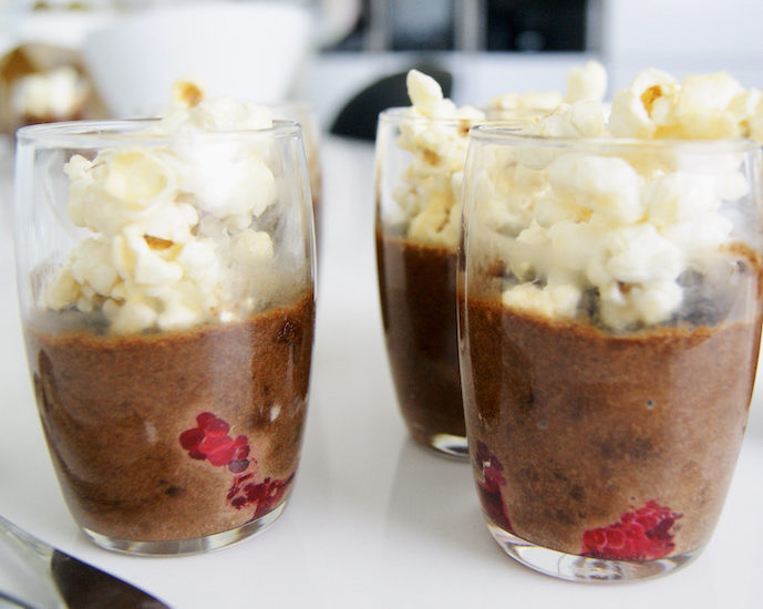 Crème de chocolat sur son lit de framboises et pop-corn caramélisé