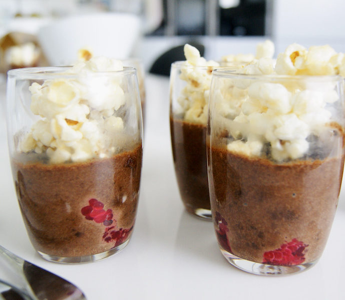 Crème de chocolat sur son lit de framboises et pop-corn caramélisé