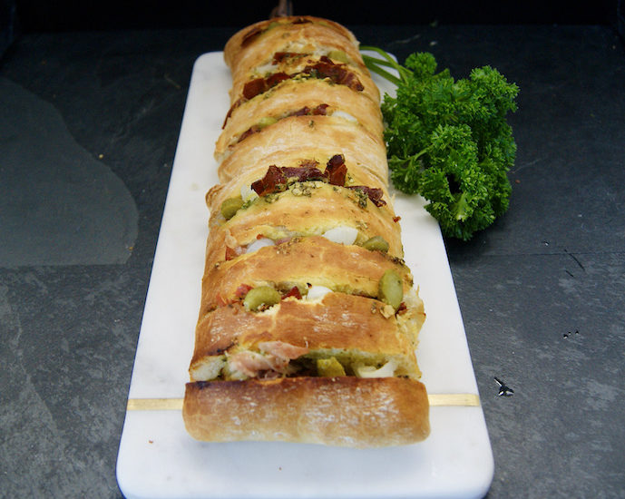 Pain au roastbeef, pesto et cornichons