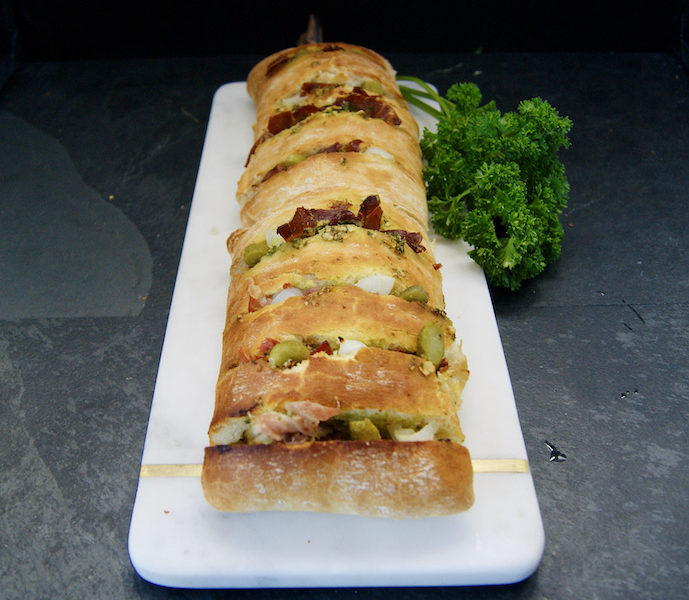 Pain au roastbeef, pesto et cornichons