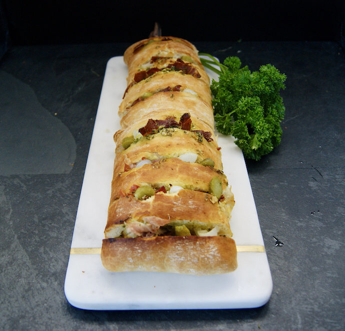 Pain au roastbeef, pesto et cornichons