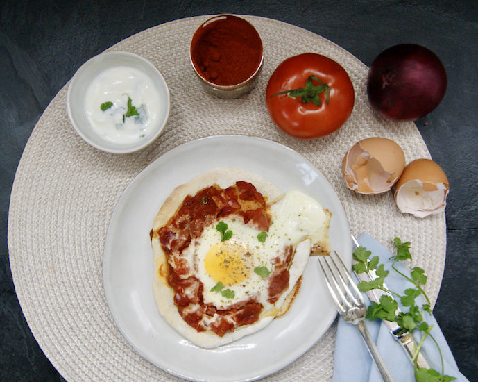 Shakshuka aux oeufs et aux tomates