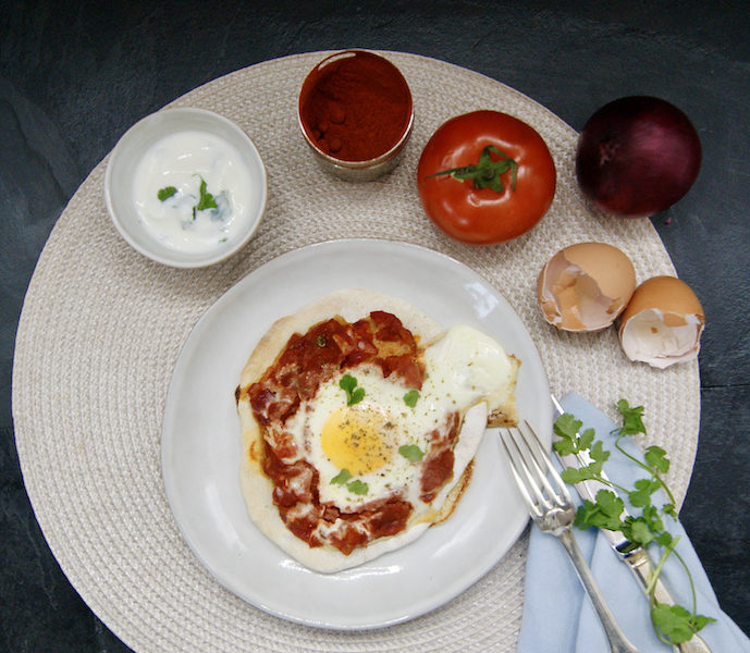 Shakshuka aux oeufs et aux tomates