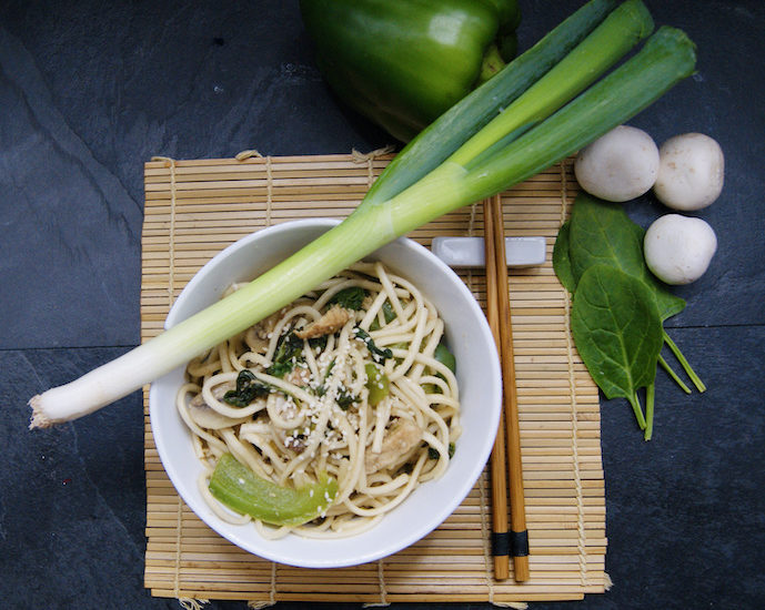 Nouilles sautées aux épinards, champignons, poivron et tofu teriyaki