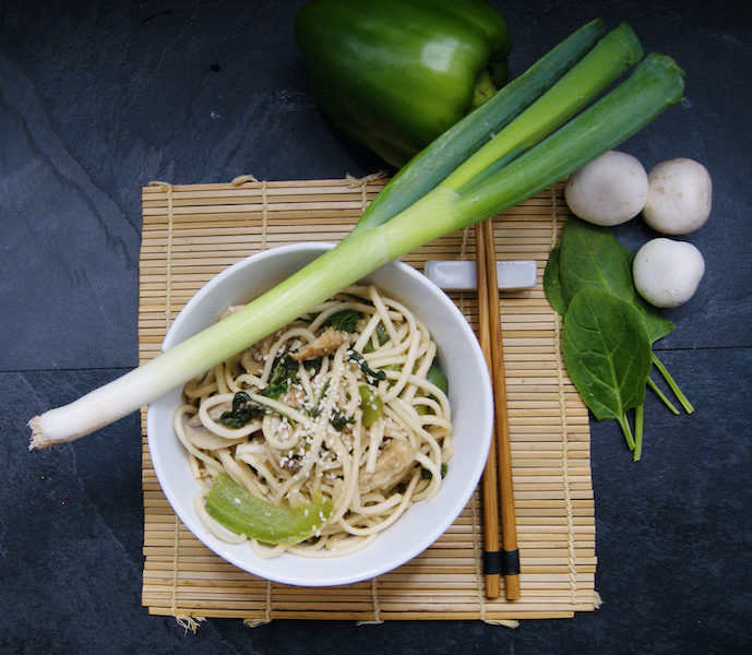 Nouilles sautées aux épinards, champignons, poivron et tofu teriyaki
