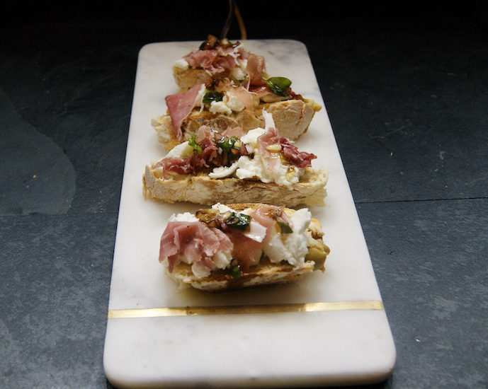 Pain aux olives, mozzarella et prosciutto
