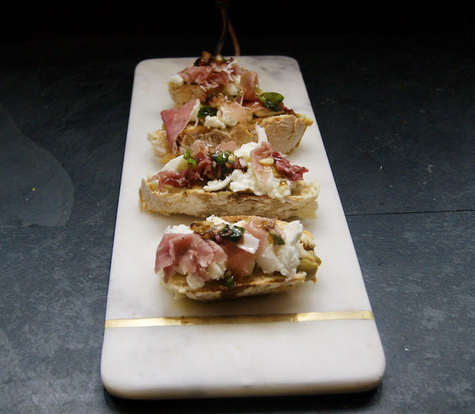 Pain aux olives, mozzarella et prosciutto