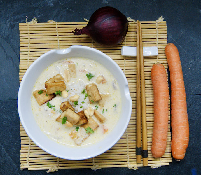 Soupe-repas thaïe au gingembre et tofu croustillant