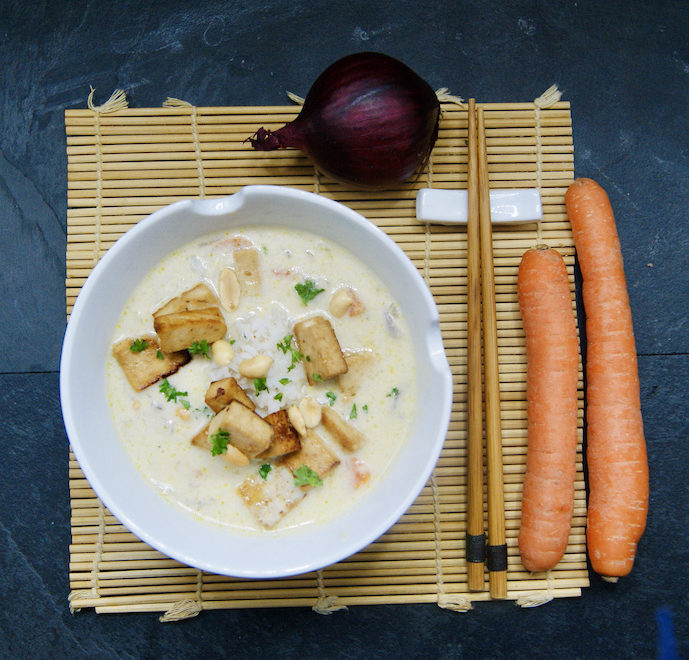 Soupe-repas thaïe au gingembre et tofu croustillant