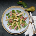 Salade d’épinards et de poires caramélisées au prosciutto
