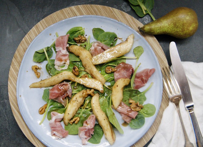 Salade d’épinards et de poires caramélisées au prosciutto