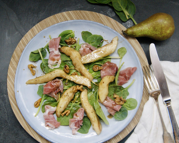 Salade d’épinards et de poires caramélisées au prosciutto