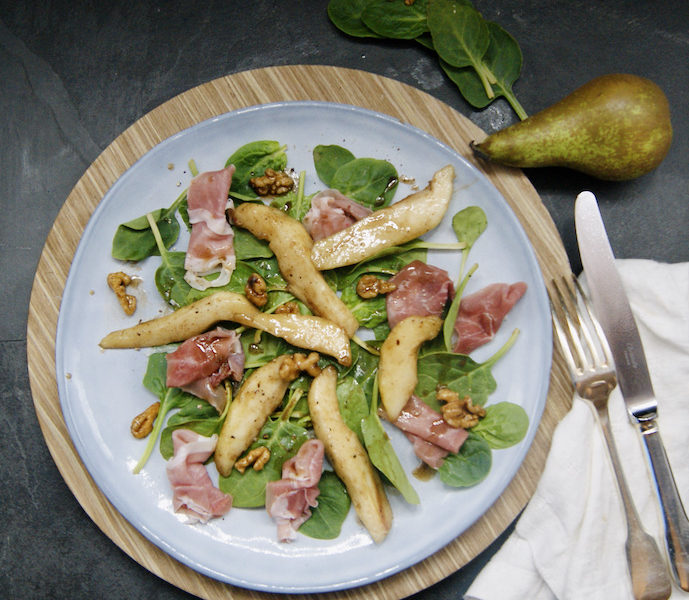 Salade d’épinards et de poires caramélisées au prosciutto