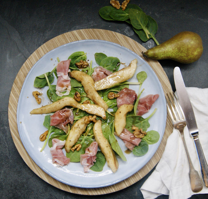Salade d’épinards et de poires caramélisées au prosciutto