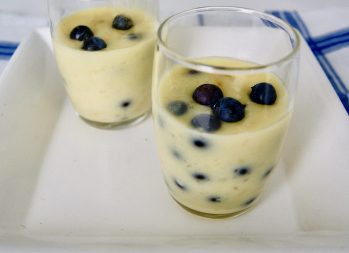 Mousse au chocolat blanc aux myrtilles