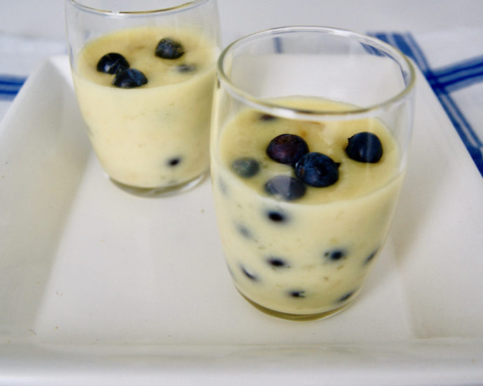 Mousse au chocolat blanc aux myrtilles