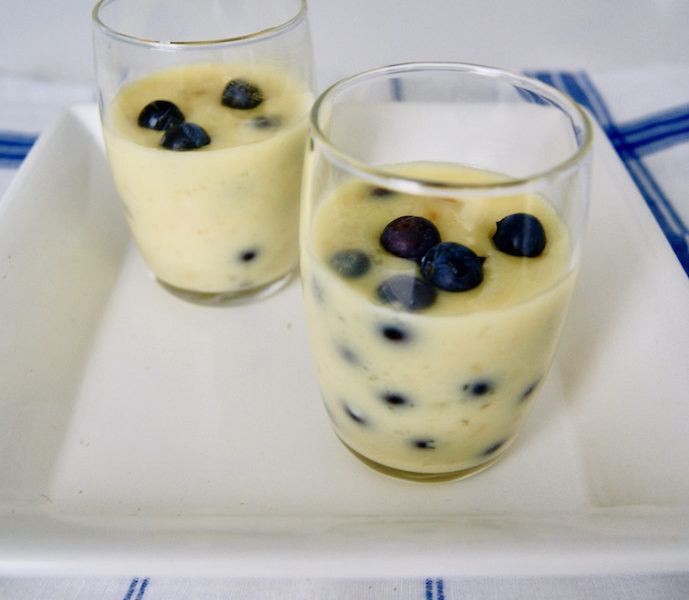 Mousse au chocolat blanc aux myrtilles