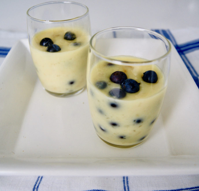 Mousse au chocolat blanc aux myrtilles