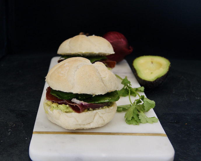 Petit pain avocat-bresaola