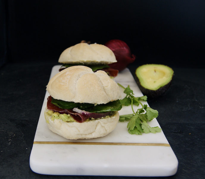 Petit pain avocat-bresaola