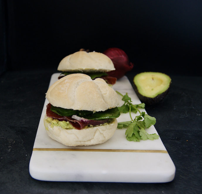 Petit pain avocat-bresaola