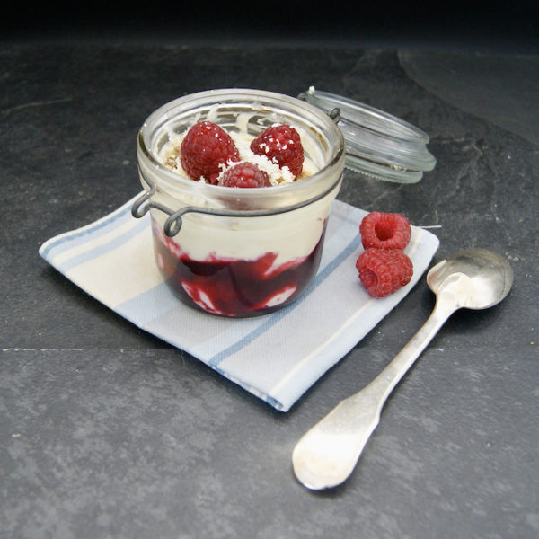 Trifle aux fruits rouges, mascarpone et chocolat blanc en pot