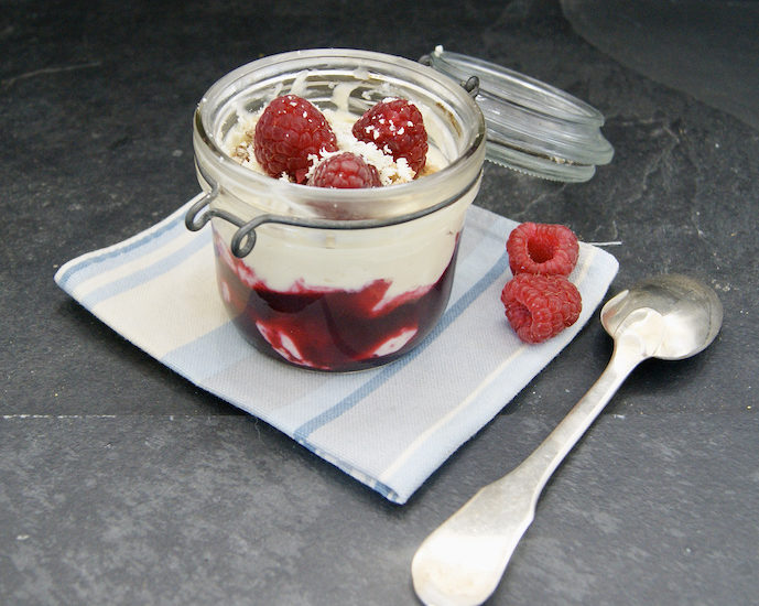 Trifle aux fruits rouges, mascarpone et chocolat blanc en pot