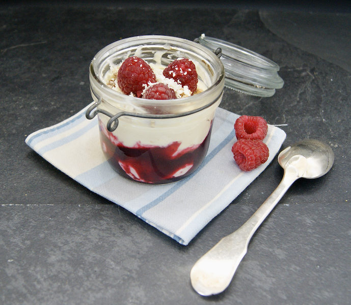 Trifle aux fruits rouges, mascarpone et chocolat blanc en pot